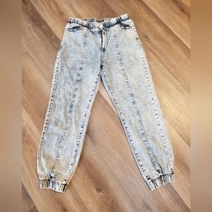 Acid wash, elastic ankle jeans